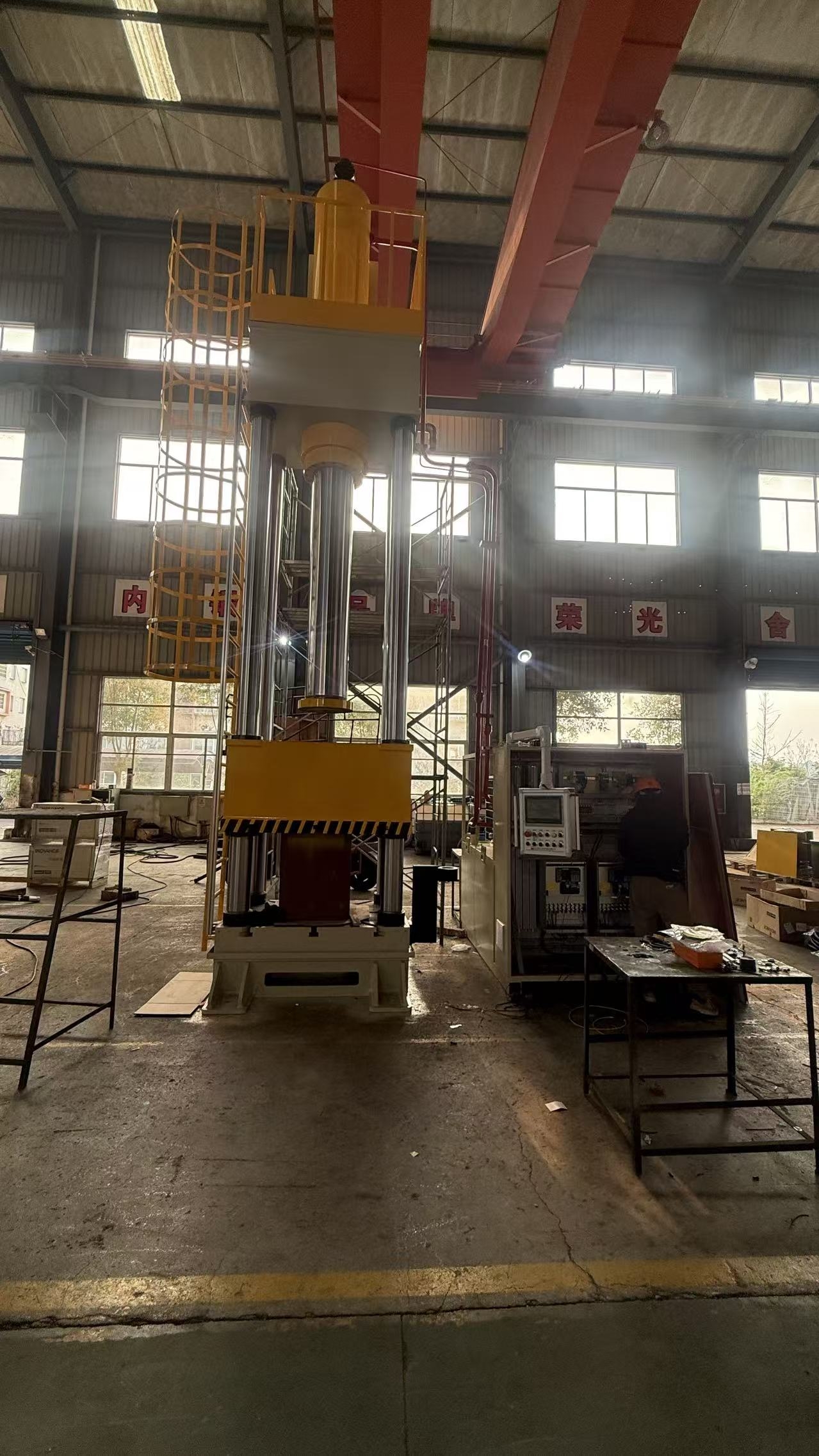 内锻牌315吨四柱液压机